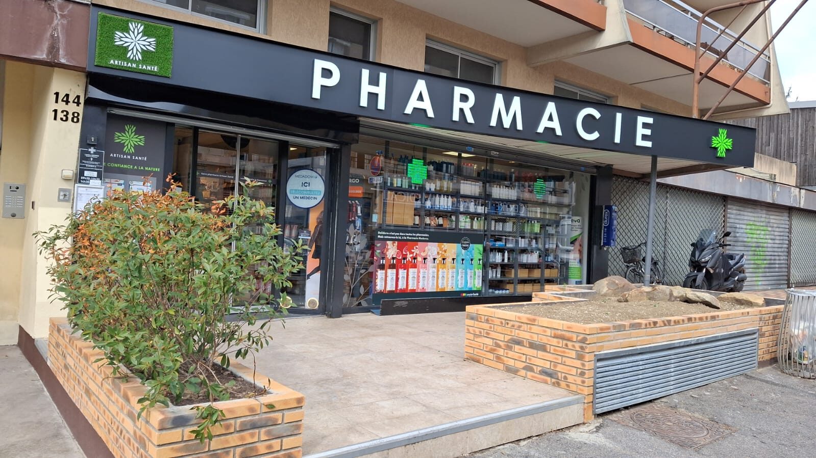 Devanture de la Pharmacie Moderne, rue Édouard Vaillant à Alfortville : enseigne noire, croix verte et vitrine sur rue.